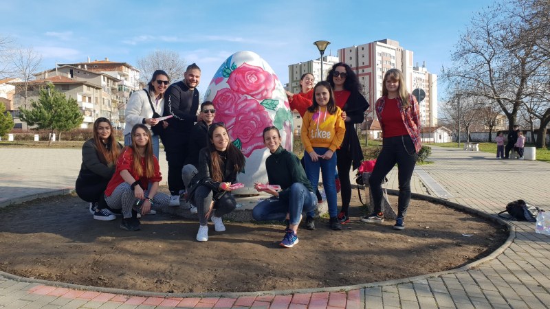 В Карлово: Българската роза и любовта - послания в новото яйце на входа на стадиона