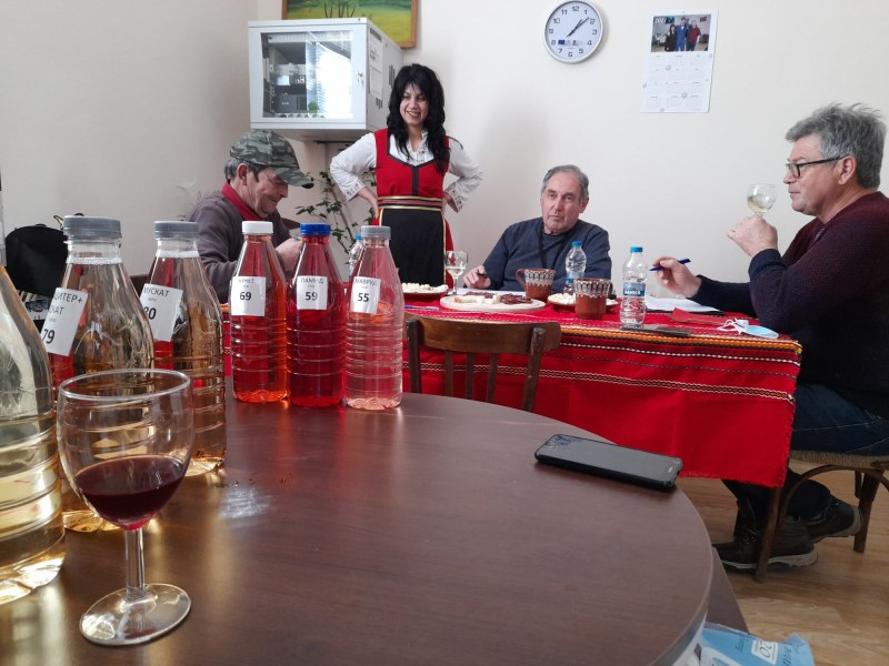 Комисия от дегустатори търсят най-доброто домашно вино в Брезово