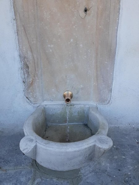 Вода потече от красива стара чешма в Карлово, която грейна с красив чучур