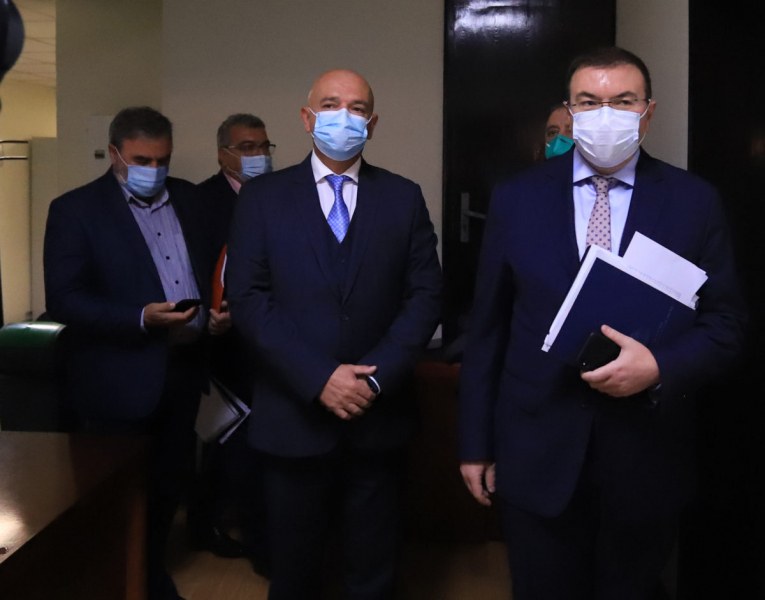 Ресторантьори предлагат тлъста награда, ако спипате министър Ангелов и ген. Мутафчийски в ресторант