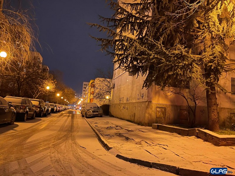 Студ скова страната! В Пловдив снегът вече трупа, в София изкараха техниката