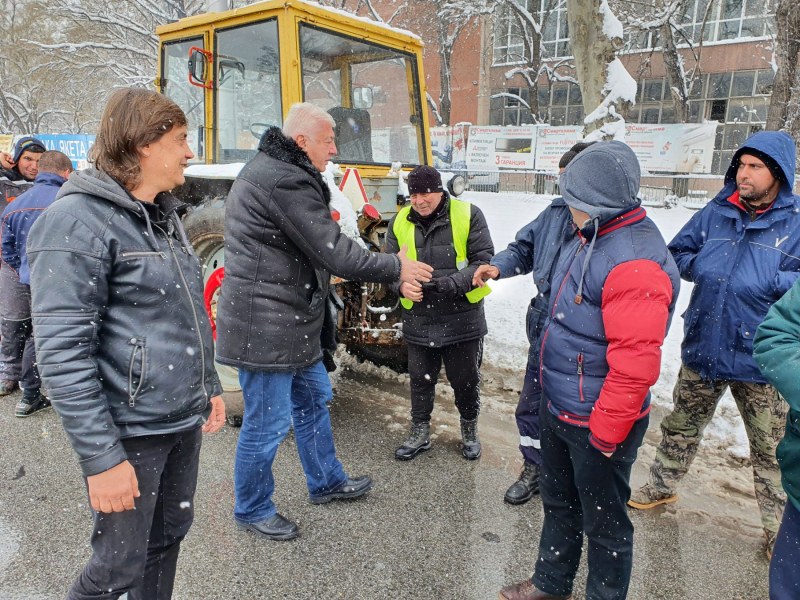 Здравко Димитров инспектира как върви почистването на пътни артерии в Пловдив