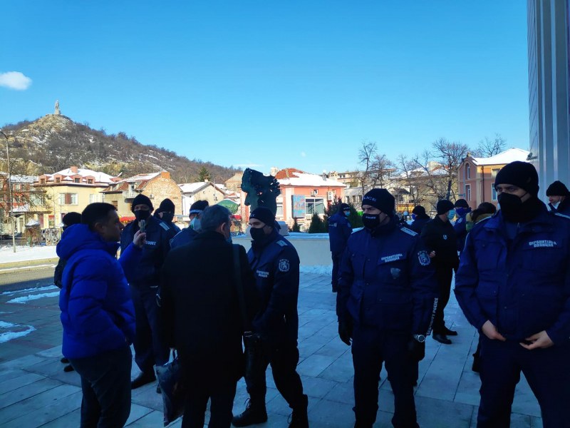 Протест и полиция пред Общинския съвет в Пловдив