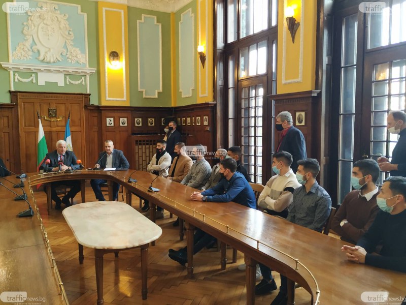 Футболисти, треньори и ръководители на Локо получиха почетен знак на Пловдив