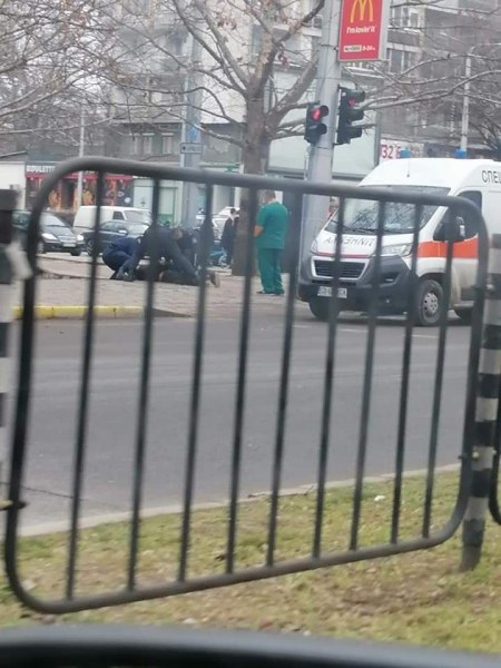 Психичноболен и пиян мъж се хвърля пред колите в Пловдив, полицията едвам го усмири