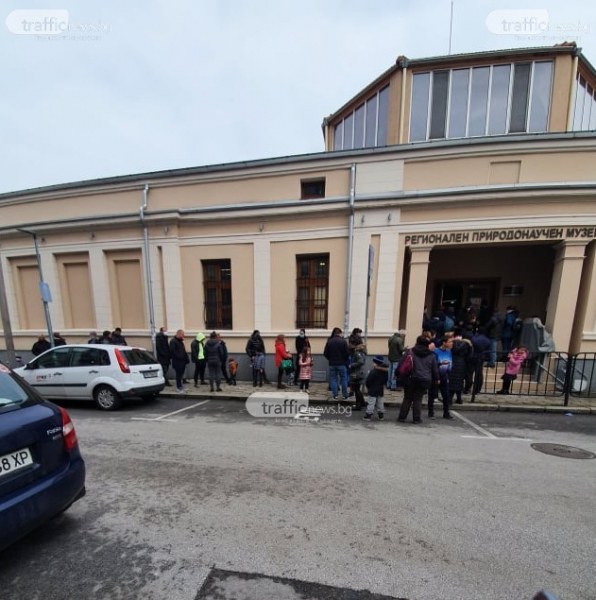 Опашки от деца се извиха пред Природонаучния музей в Пловдив за “космическия уикенд“