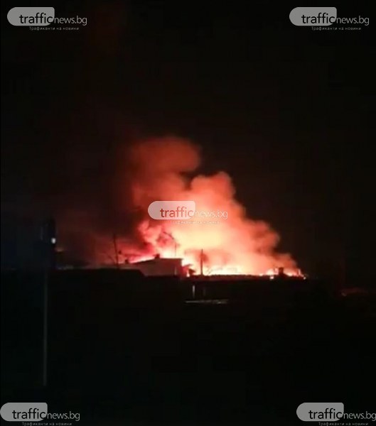 Пет пожарни гасят огнената стихия в село Труд, горят къща и хале с автомобили