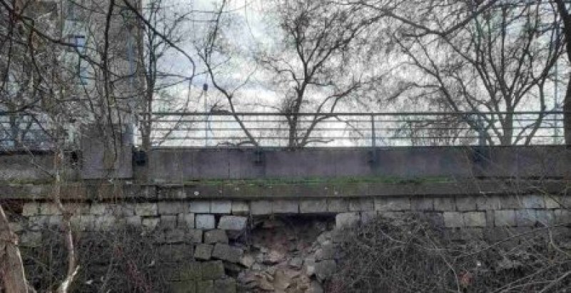 Част от подпорната стена на Марица в Пловдив пропада