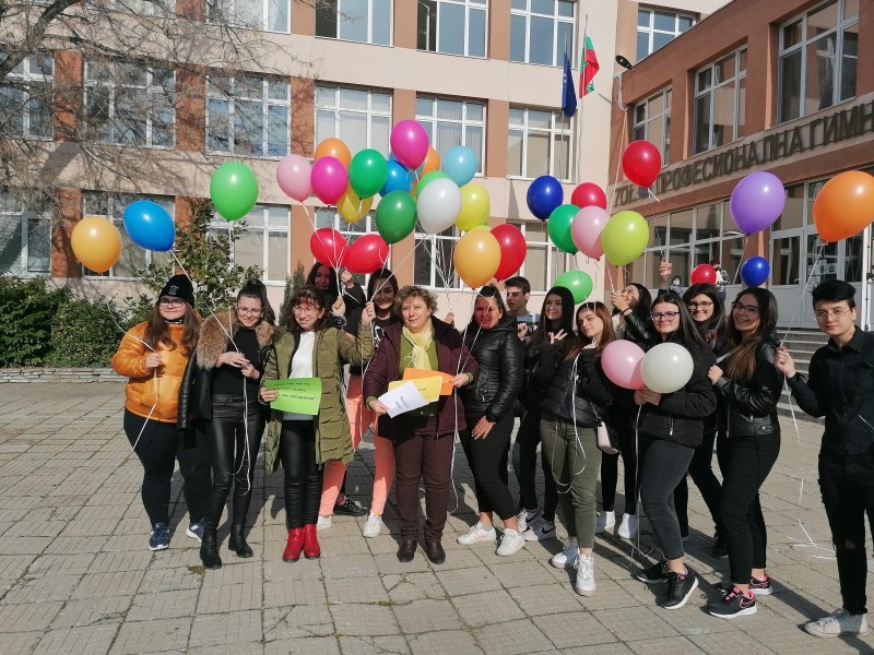 Гимназисти пуснаха балони в небето над Пловдив за хората с редки болести