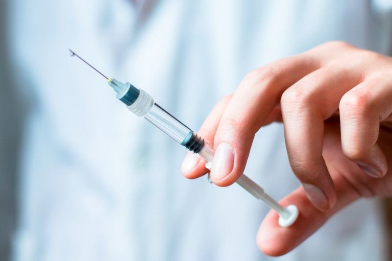 Алерголог: Всяка една от ваксините възпроизвежда това, което вирусът би трябвало да произведе