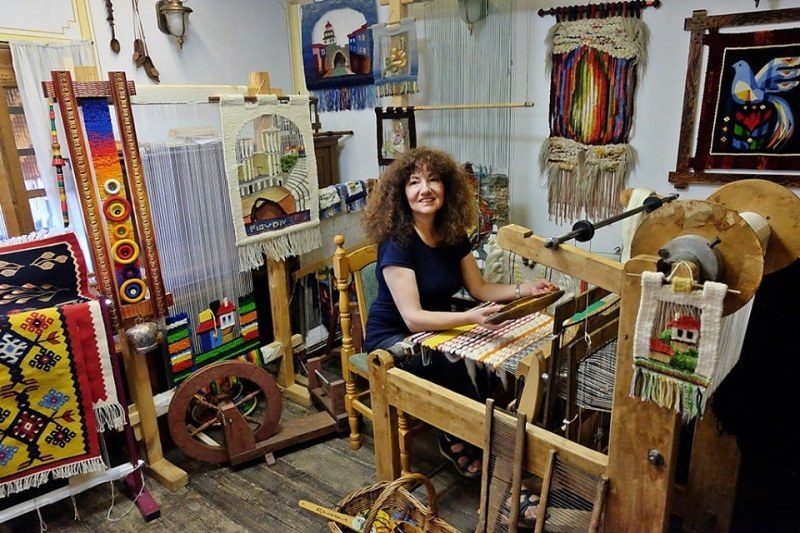 Слава Балджиева, която тъче на два стана, ще обучава пловдивски деца как се създава художествена тъкан