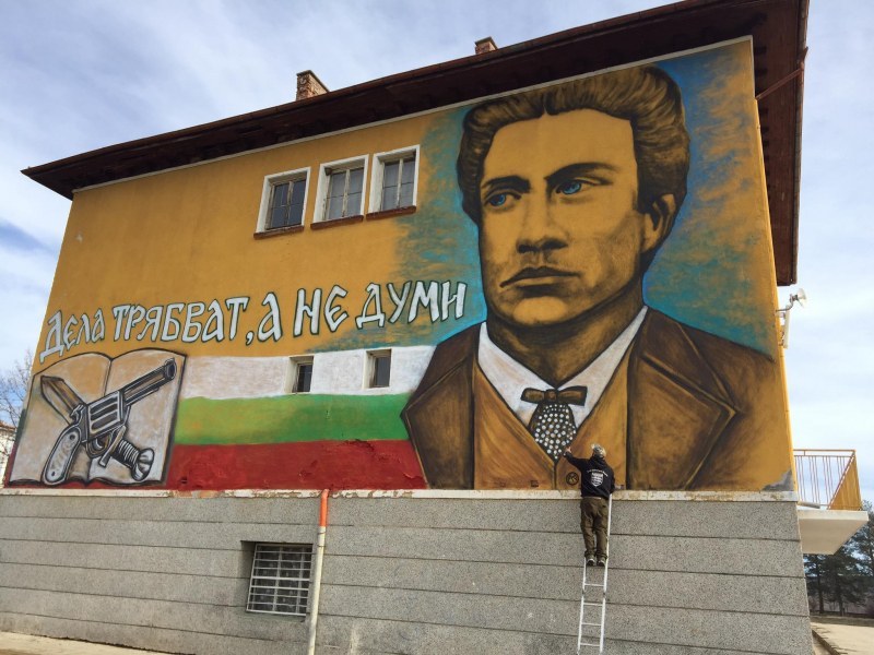 Добрият пример на графитите: Скулпторът Ангел Каравланов рисува фасади на детски градини и училища
