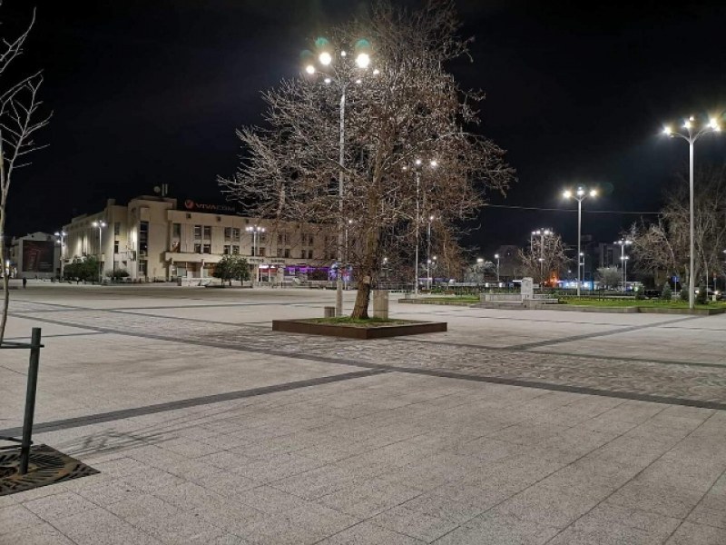 Мъже се млатят на оживен паркинг в центъра на Пловдив заради жена