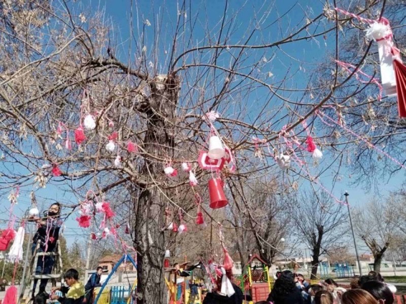 Деца украсиха с мартеници паркове в Стамболийски и селата, зарадваха и служителите в общината