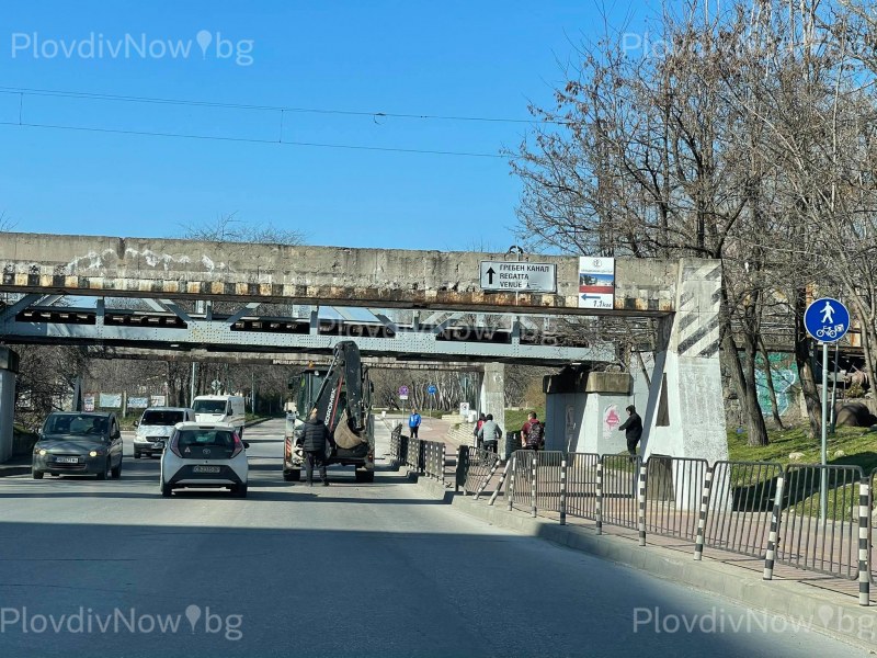 Багер заседна под мост в Пловдив