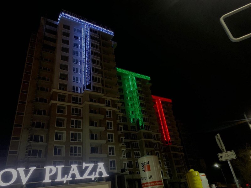 Сгради в Пловдив сияят тази нощ с цветовете на трибагреника