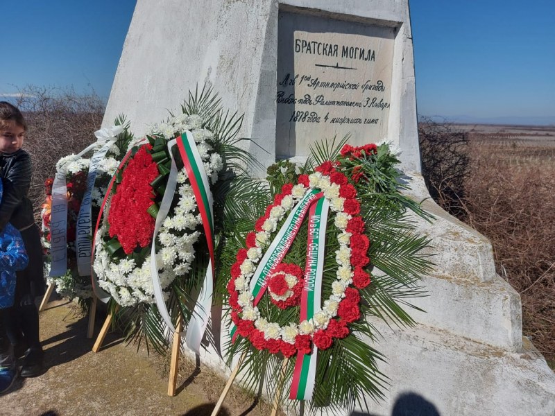 Патриотичен дух, знамена и цветя за Трети март в община „Родопи”