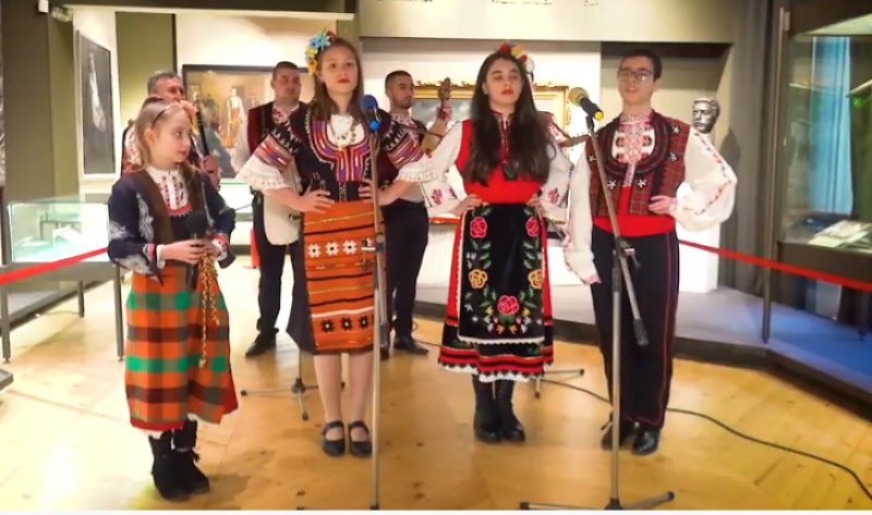 Заплакала е Стара планина! Талантливи деца от Карлово поздравяват всички българи