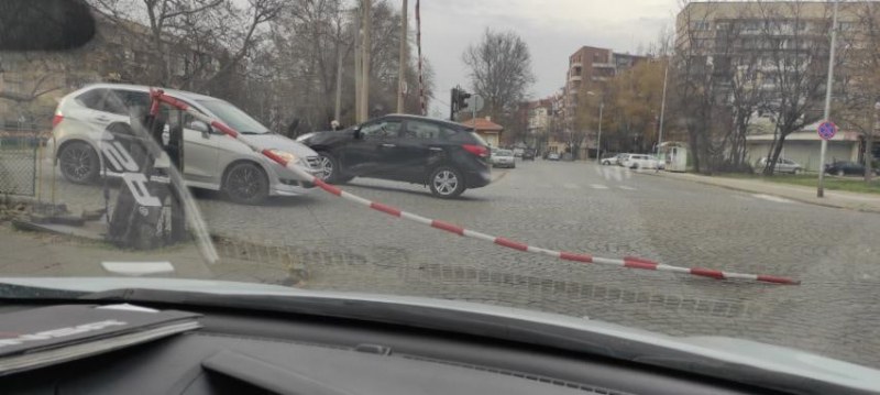 Счупена бариера затруднява преминаването през един от жп прелезите в Пловдив