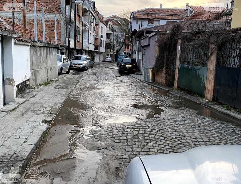За пореден път авария на ул. “Волга“ в Пловдив превърна улицата в река
