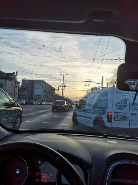 Поредна безумна маневра на светофар в Пловдив за малко не доведе до инцидент