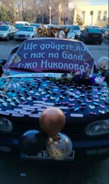 Абитуриенти от Математическата в Пловдив трогнаха любимата си учителка