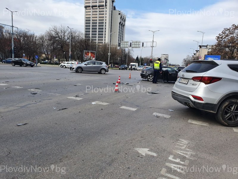 Катастрофа в Пловдив! Две коли се удариха на натоварено кръстовище