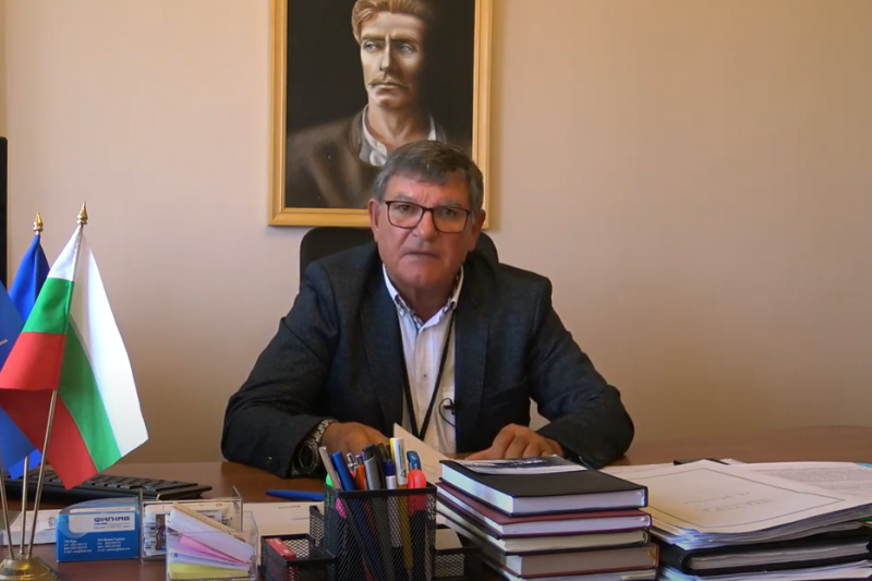 Кметът Христо Енков представя хронология на документите за училището в Свежен
