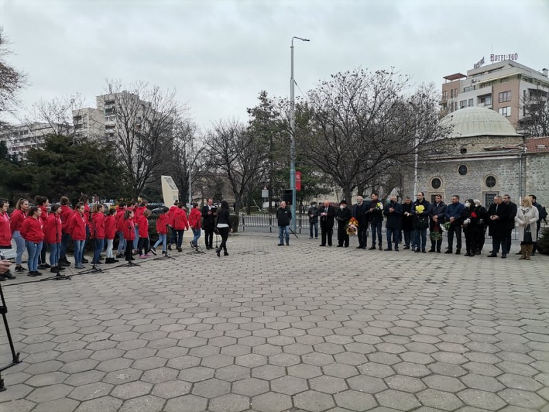 Пред Паметника на благодарността: Холокоста е история, горчив урок и предупреждение!