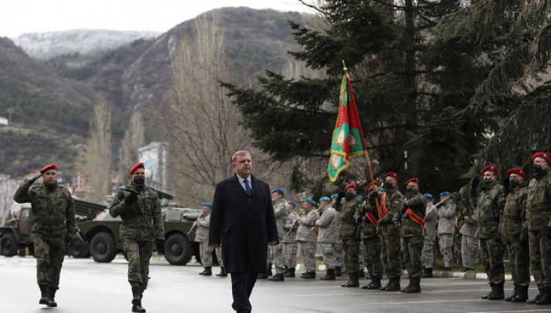 Министър Каракачанов уважи артилеристите от полка в Асеновград