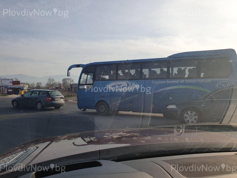 Катастрофа на Пазарджишко шосе! Кола и автобус се удариха