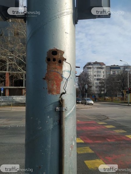 Опасни кабели стърчат свободно на светофарна уредба в Кючука