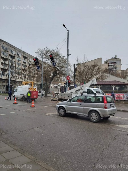 Вятърът прегъна светофар в центъра на Пловдив