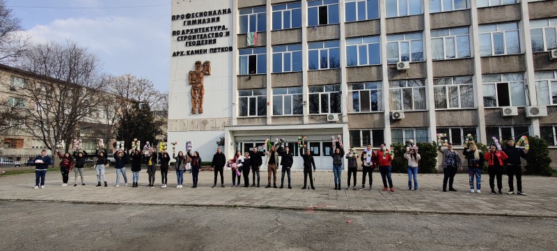 Абитуриентите в Пловдив все по-креативни! Цветна покана за бала получи любима учителка