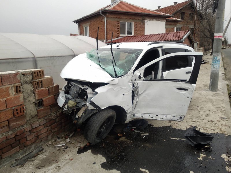 Дрогиран шофьор за заби в стълб и ограда край Садово