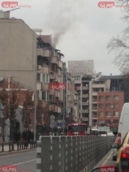 Пожар в жилищна сграда в Пловдив, четири пожарни пристигнаха