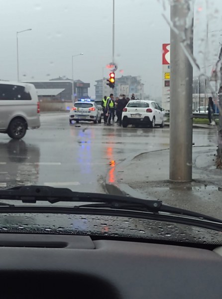 Автомобил катастрофира близо до бензиностанция на бул. “Пещерско шосе“