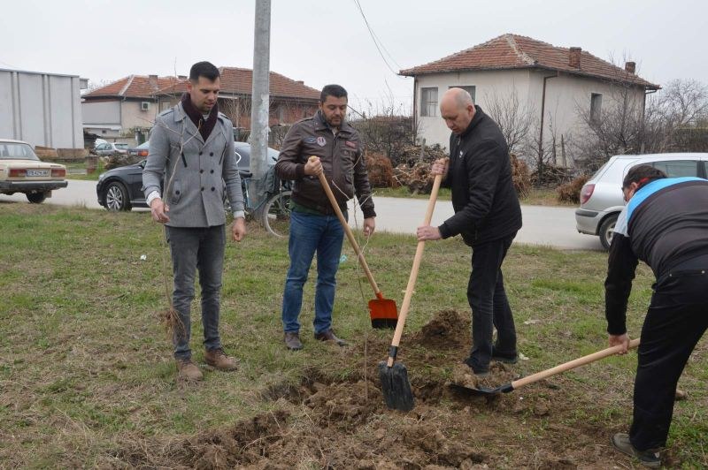 „Парк на паметта” ще радва жителите на Цалапица, Павел Михайлов и кметът на селото посадиха първото дърво