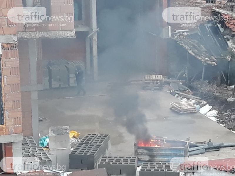 Черен дим в центъра на Пловдив, горят строителни отпадъци, не може да се диша