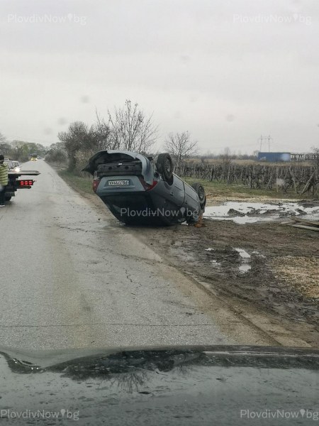 Катастрофа край Марково, кола се преобърна по таван