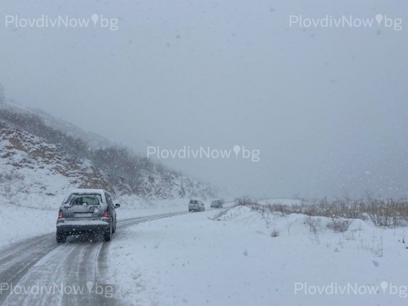 Над 20 сантиметра сняг на пътя Гълъбово - Пловдив, колите едва пъплят след снегорина