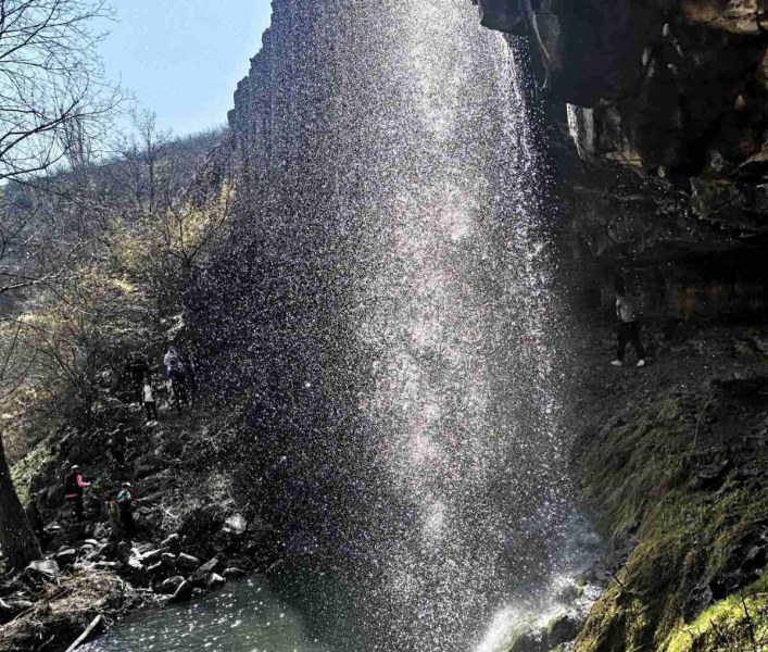 Вълшебство на 2 часа от Пловдив: Водопадът на Сътворението, от който се лее.. дъга
