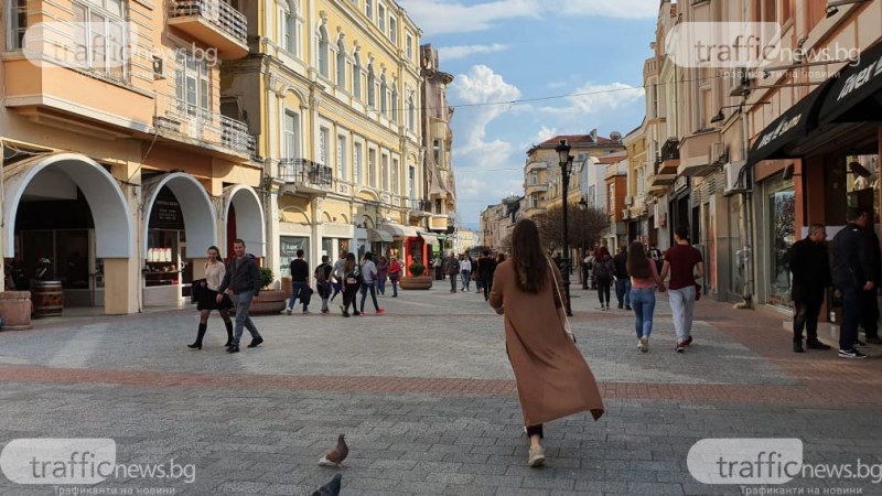 Пловдивчани и днес препълниха Главната, градусите скочиха до 20