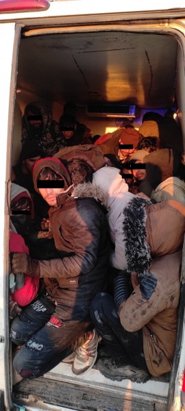 Бежанците, задържани в Раковски, пътували натъпкани, без вода, храна и почти без въздух