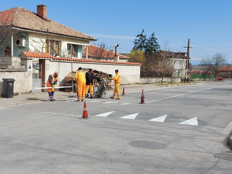 Освежават пешеходни пътеки и друга маркировка в община “Родопи“