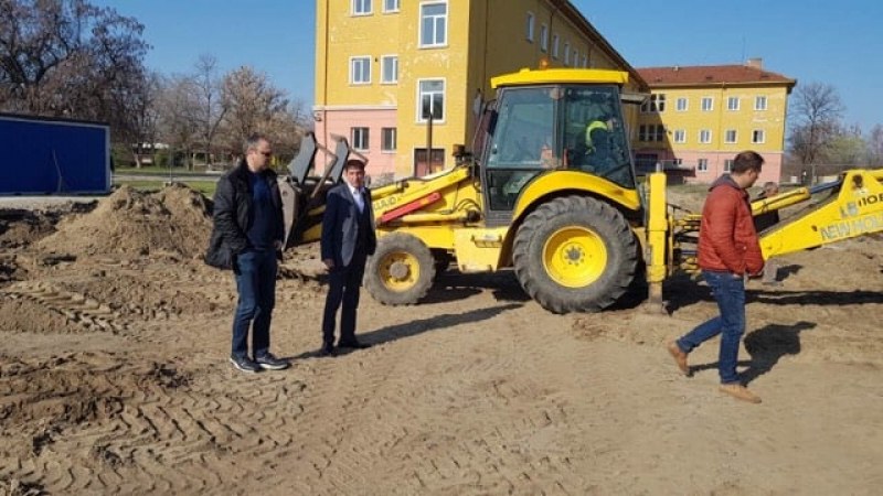 Подновяват усилено строежа на физкултурния салон в СУ „Отец Паисий“ в Стамболийски