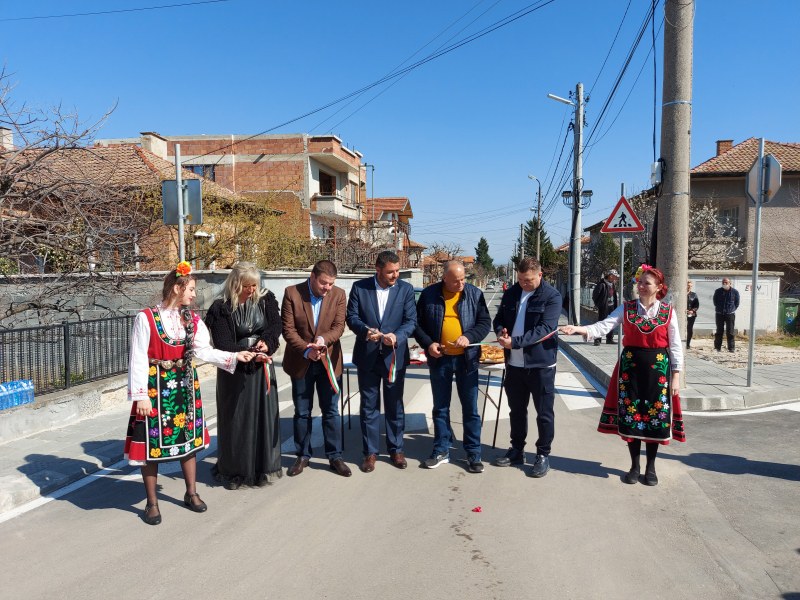 Нова улица в Браниполе зарадва 200 семейства, прерязаха лентата