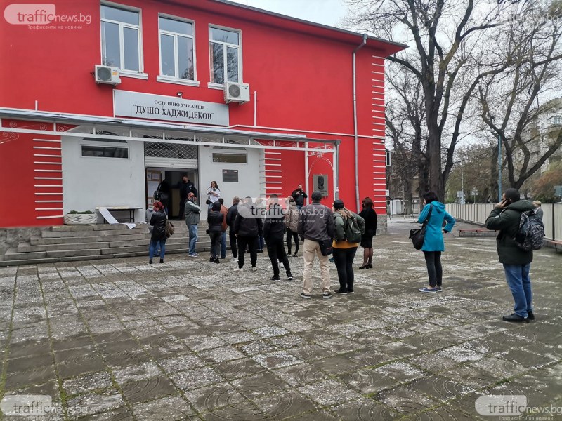 Пред секциите за гласуване в Пловдив се извиха опашки, но работата върви стегнато и организирано