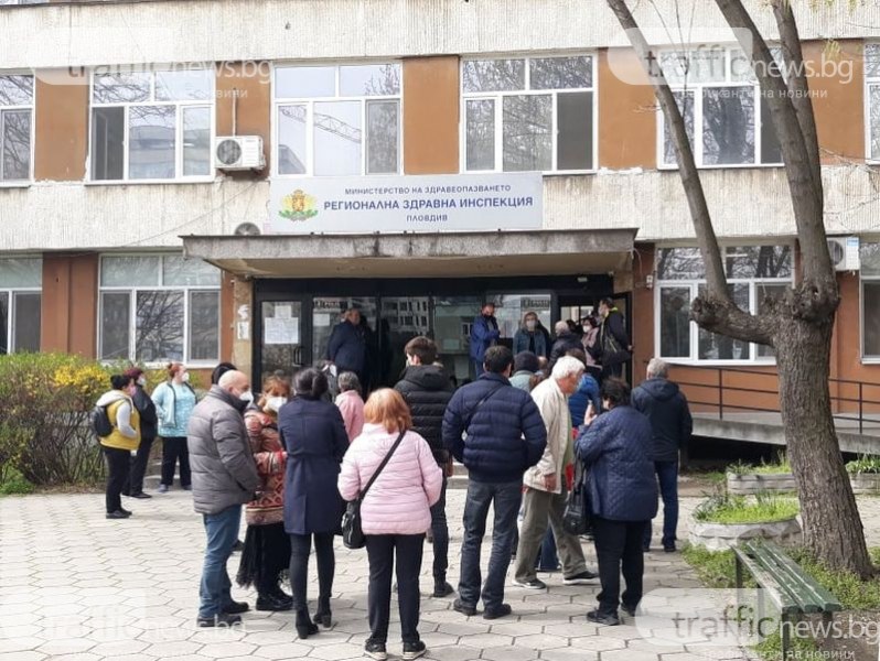 Изнервени граждани и лични лекари в Пловдив се карат за РНК ваксини