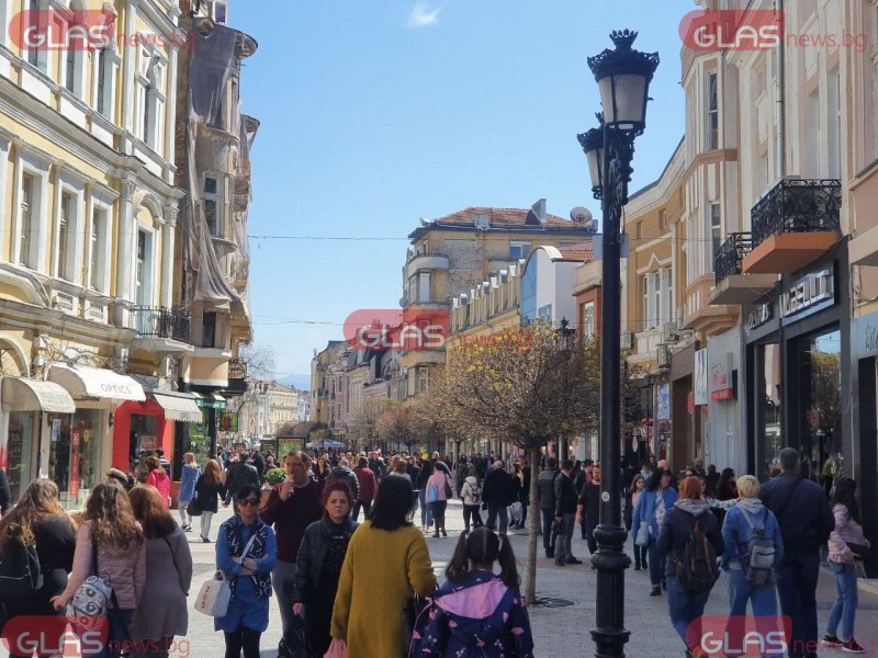 Слънчевият съботен ден изкара пловдивчани на Главната, заведенията се препълниха